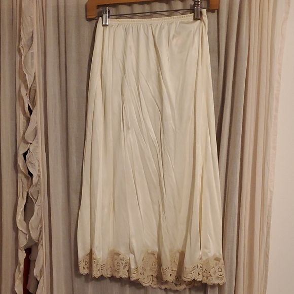 Dresses & Skirts - Vintage Satiny Lace Cream/ Off-white Petticoat/ Skirt Size M/L